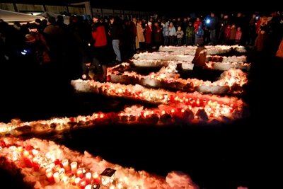 Über 1.000 Teilnehmer versammeln sich um die Kerzen im Schnee